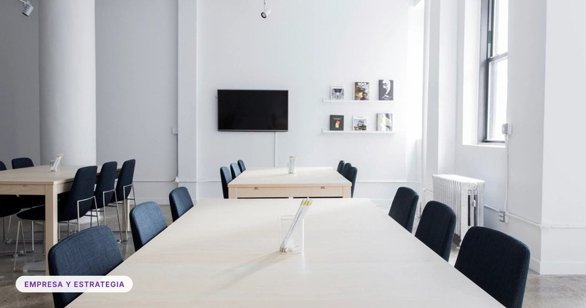 Foto ilustrativa: boardroom several tables television wall