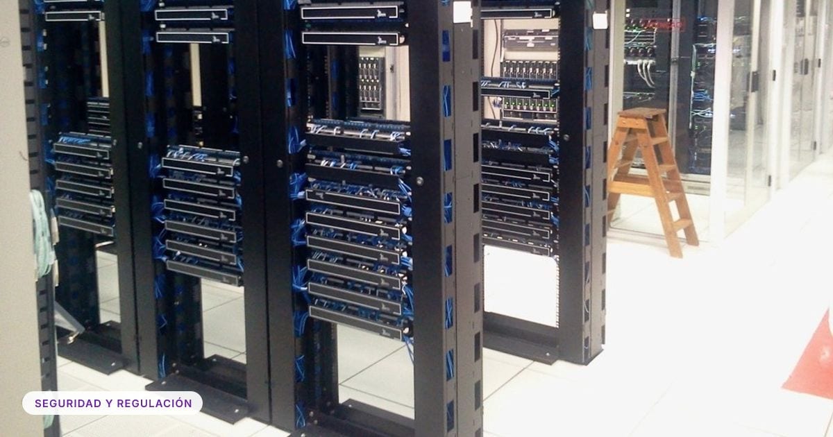 Foto ilustrativa: Free computer server room image