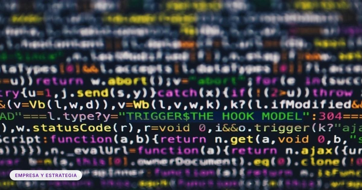 Foto ilustrativa: Software developer programming code black