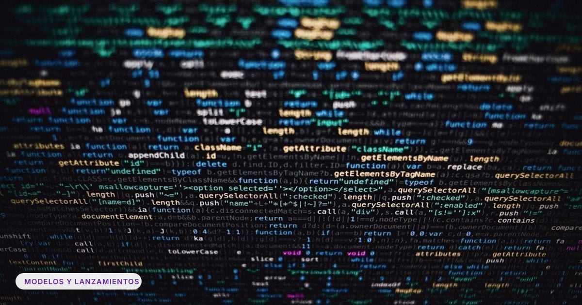 Foto ilustrativa: Software developer programming code black