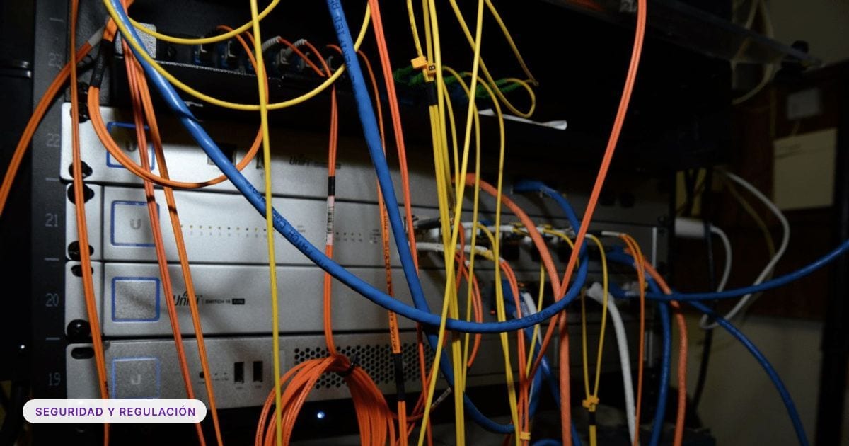 Foto ilustrativa: EFTA00002522 - Cluttered server rack filled with colorful cables and networking equipment