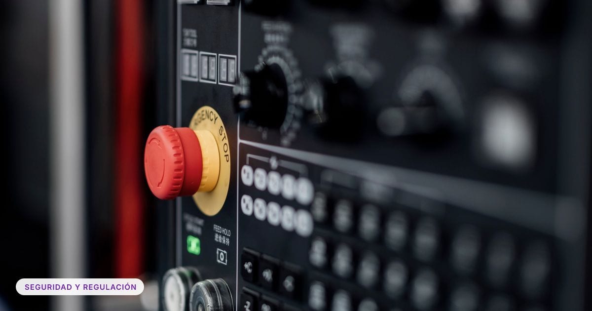 Foto ilustrativa: Control panel shows buttons and knobs in a machine workshop