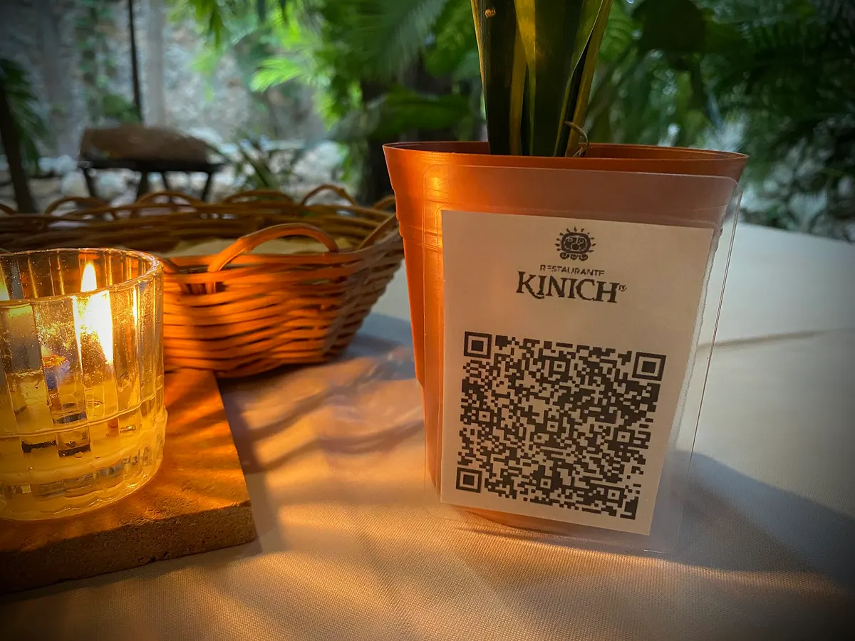 Código QR para la carta sobre una mesa de restaurante